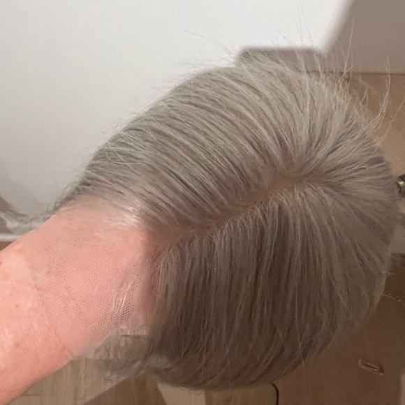 Platinum silver bob wig - Picture 4 of 4